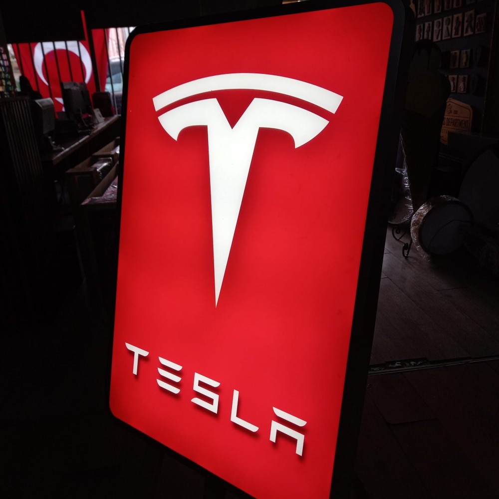 Tesla- Garaj Tabelası